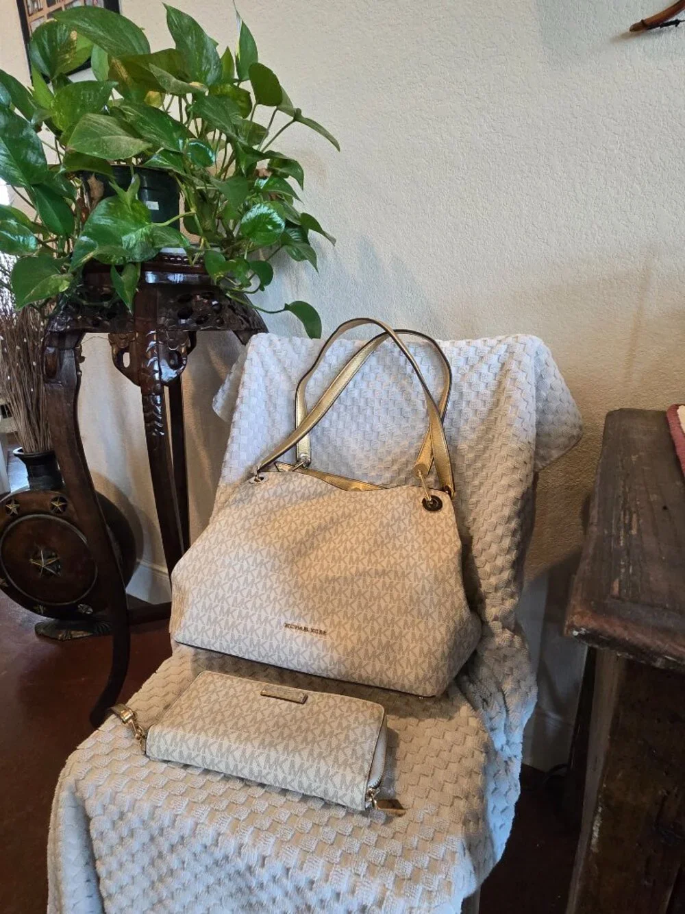 Michael Kors Raven Large Tote Beige/Gold Metallic, Zip Snap, Wallet Included